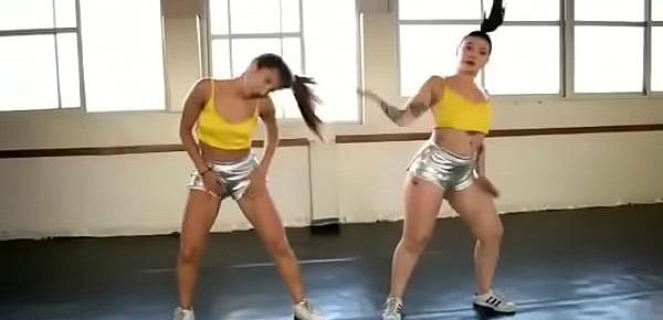  Melani cisneros y su amiga bailando para pedir pija grande